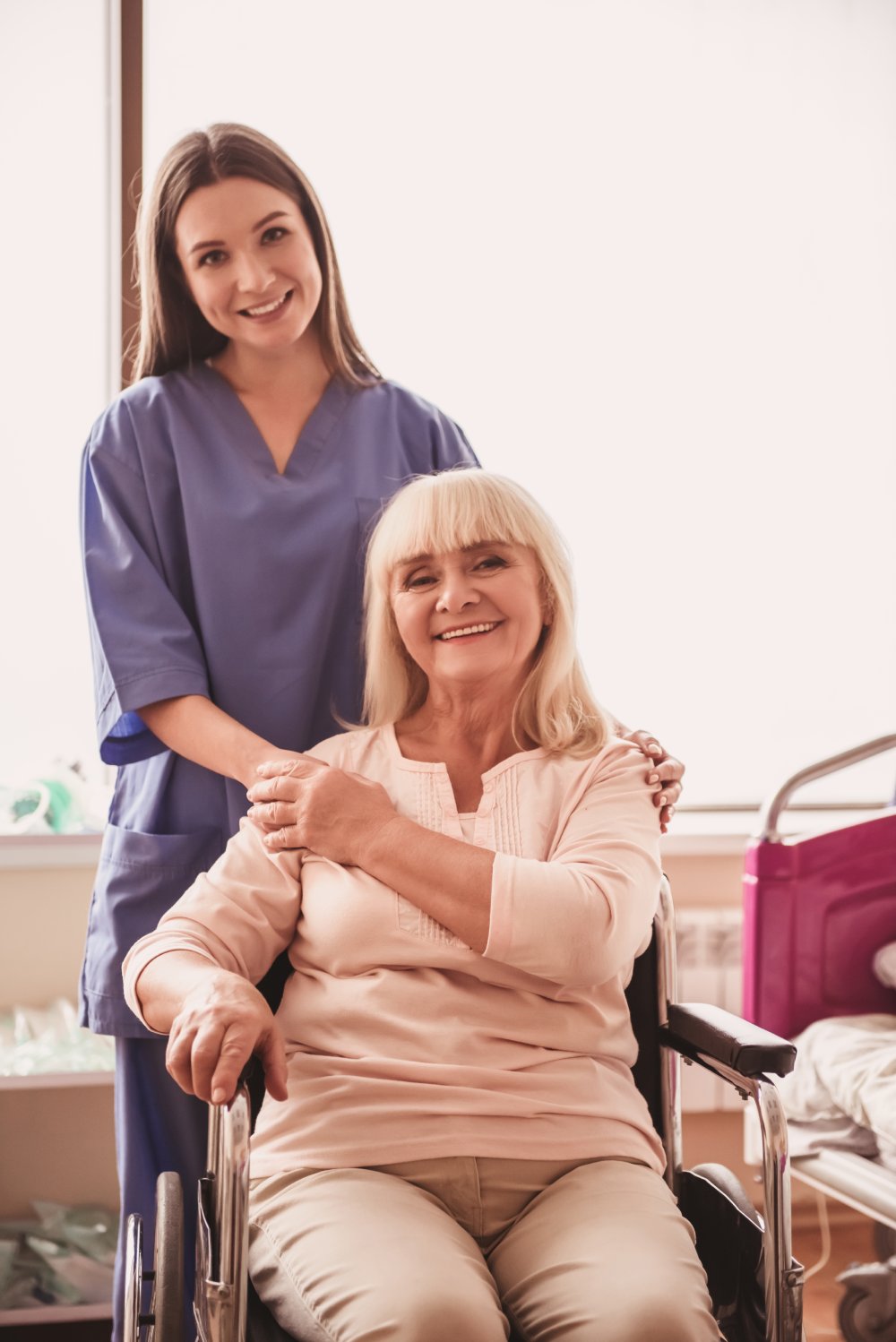 Pflegehelferin und zu pflegende Frau